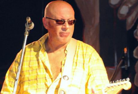 Ο Λάκης με τα ψηλά ρεβέρ στην L.Draft Beer street